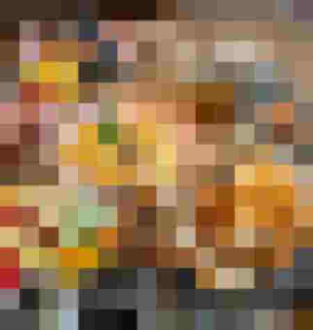 Vielfältiges Frühstück mit Eierspeise, Obst, Brot und Getränken in gemütlicher Atmosphäre.