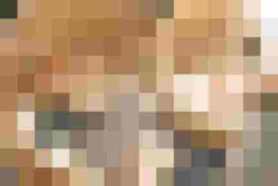 Frau entspannt in Hängesessel auf Sonnenterrasse