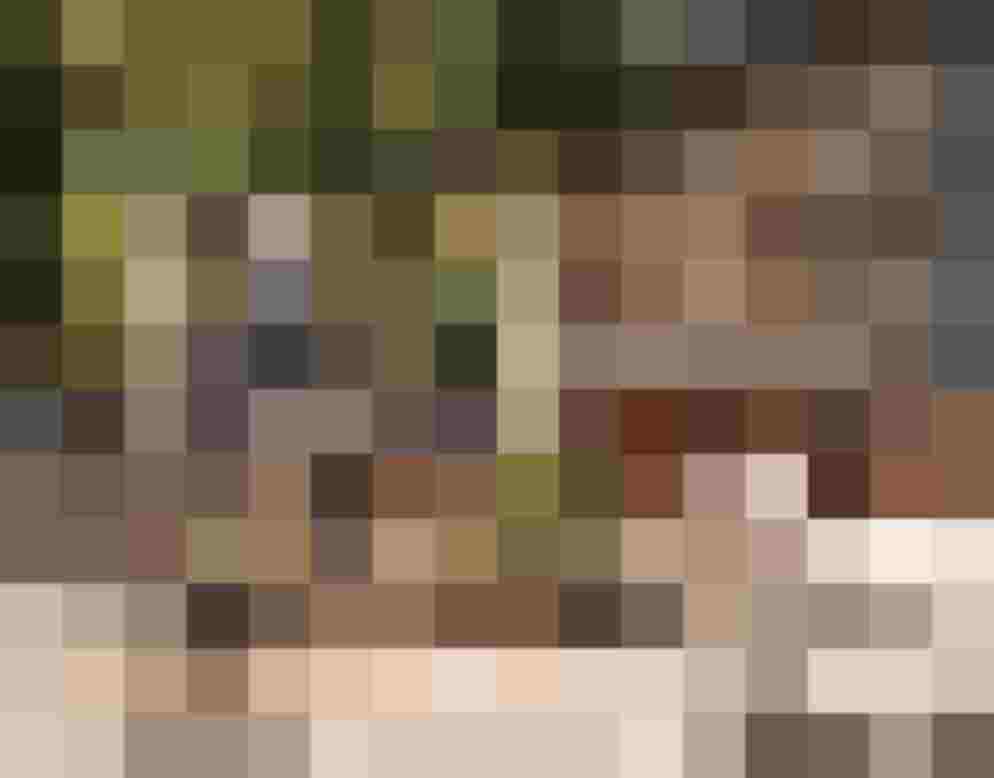 Außenansicht des Berglift Salettl mit Terrasse und Sonnenschirmen